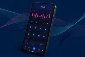 تصویری از دست‌هایی که یک گوشی هوشمند با اپلیکیشن مدیریت مالی DariTO را در دست دارند، با نمودارهای رنگارنگ هزینه‌ها و یک بخش برای "Unnecessary Expenses" (هزینه‌های غیرضروری) روی صفحه نمایش. در پس‌زمینه، یک میز کار با یک لپ‌تاپ، یک فنجان قهوه و یک دفترچه یادداشت که در آن "Goals" (اهداف) مانند "New Car" (ماشین جدید) و "Travel to Japan" (سفر به ژاپن) نوشته شده، دیده می‌شود. پنجره‌ای بزرگ با منظره‌ای از آسمان‌خراش‌های یک شهر مدرن، فضای باز و حرفه‌ای را به تصویر می‌کشد. مدیریت مالی شخصی با اپلیکیشن. بهترین نرم افزار مدیریت هزینه های شخصی اندروید